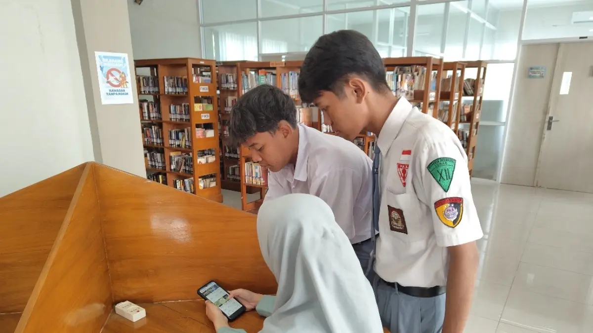 LITERASI DIGITAL: Pelajar saat mengakses e-Perpus Batang.