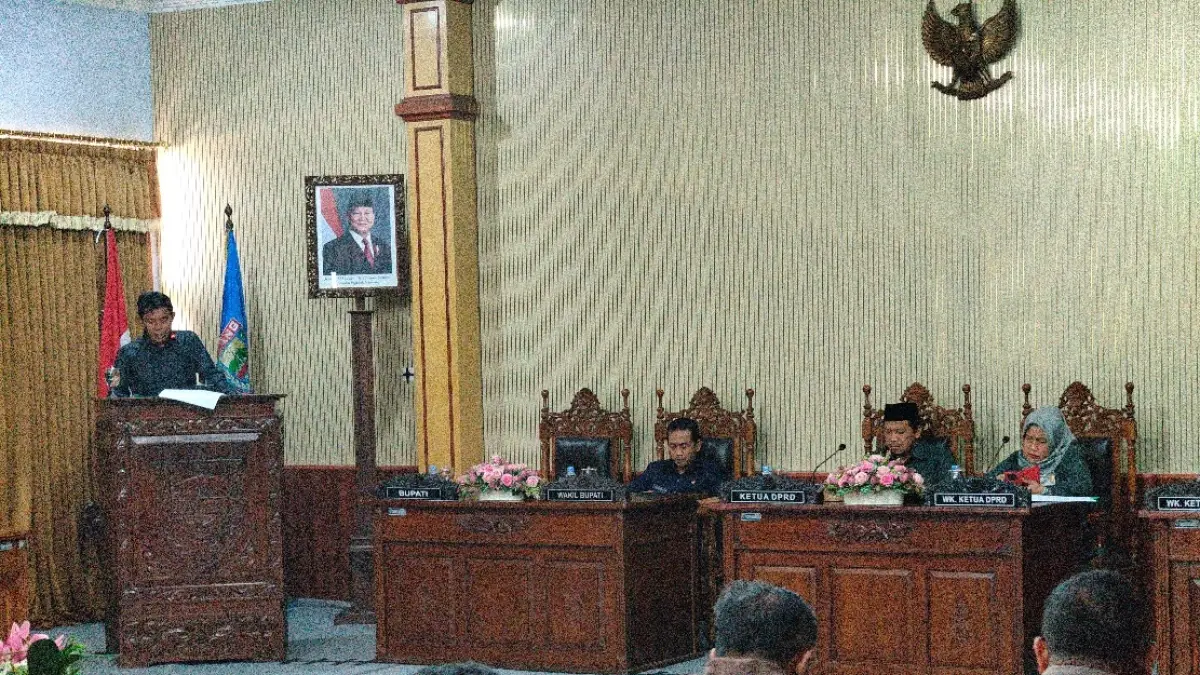 PANDANGAN FRAKSI: Juru bicara Fraksi PKB, Muafie membacakan pandangan umum dalam Rapat Paripurna DPRD Kabupaten Batang.