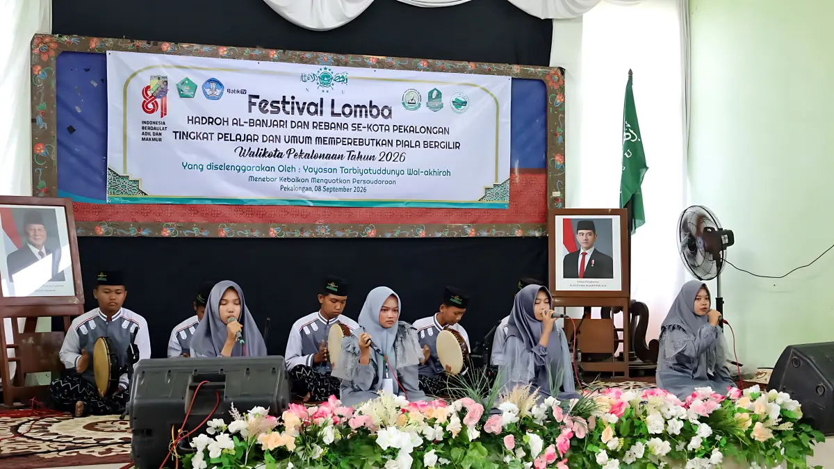 PENAMPILAN : Semarak salah satu penampilan peserta Festival Lomba Hadroh Al-Banjari dan Rebana Piala Bergilir Walikota Pekalongan &nbsp;2026 di Aula Kantor Kecamatan Pekalongan Barat, Selasa (8/9/2026).(Lutfi Hanafi/Jawa os Metro Pekalongan)