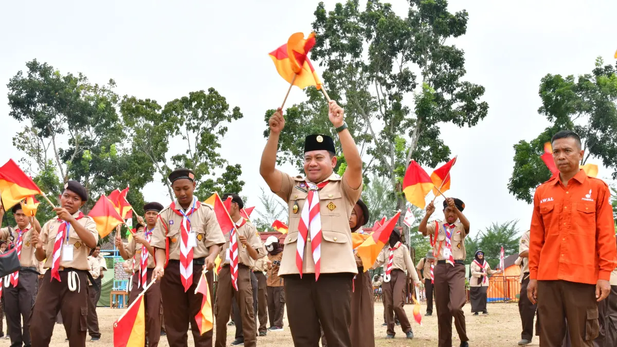 PRAMUKA: Plt Bupati Pekalongan Sukirman saat bersama peserta PPBK 2026 di Lapangan Desa Kulu, Kecamatan Karanganyar, Kabupaten Pekalongan. 