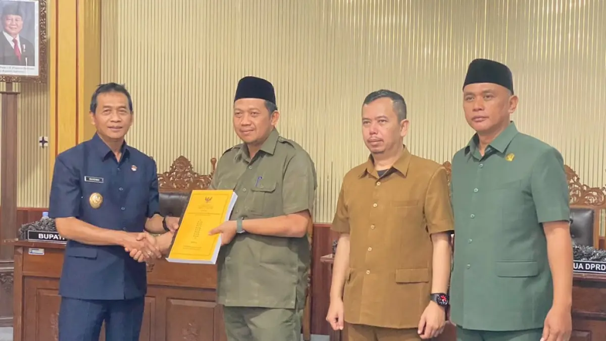BAHAS ANGGARAN: Wakil Bupati Batang Suyono menyerahkan draft dalam Rapat Paripurna Pengantar Nota Keuangan RAPBD 2027.