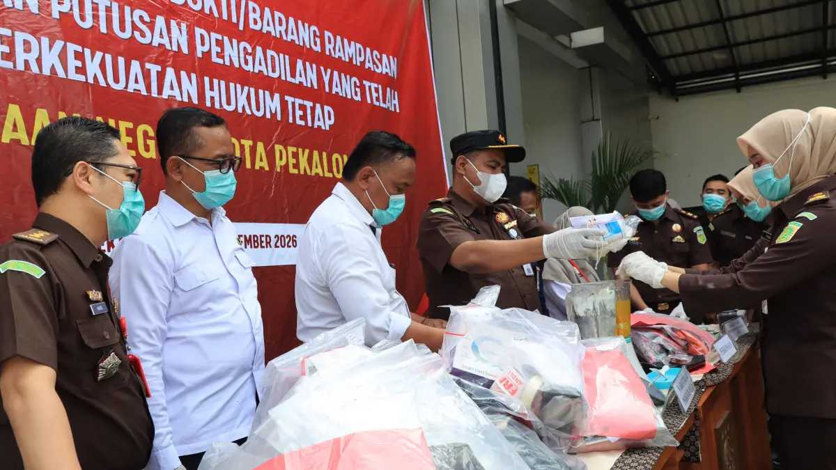BLENDER : Ribuan pil dan narkoba saat diblender untuk dihancurkan saat pemusnahan barang bukti perkara, di Halaman Kejari Kota Pekalongan, Rabu (9/9/2026).(Lutfi Hanafi/Jawa Pos Metro Pekalongan)