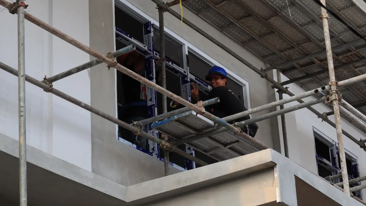 PASANG : Sejumlah pekerja saat memasang jendela kaca di lantai dua di kompleks gedung Pemkot Pekalongan.(Lutfi Hanafi/Jawa Pos Metro Pekalongan)
