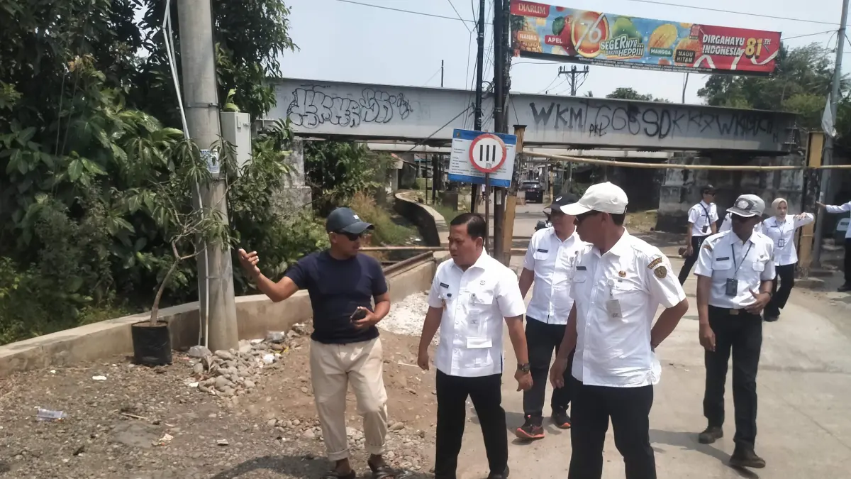 TINJAU PROGRES: Plt Bupati Pekalongan Sukirman meninjau pengerjaan jalan dan gorong-gorong di Jalan Raya Pacar, Kecamatan Tirto, Rabu (9/9/2026). 