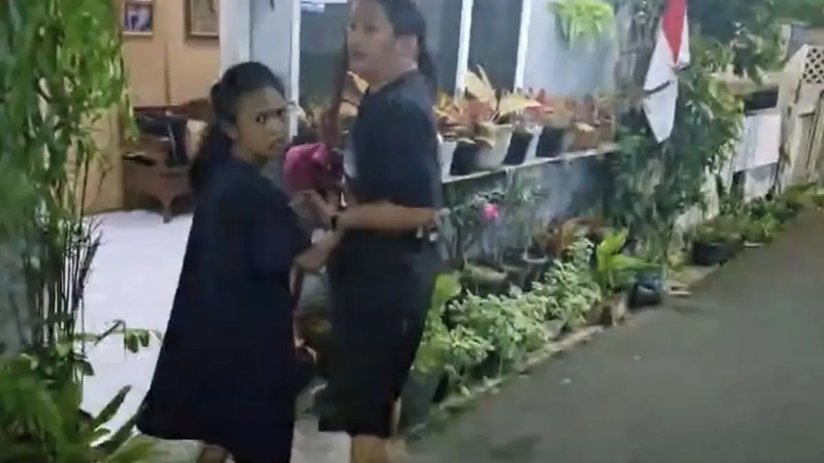 DITANGKAP : Caca (21) disergap polisi di tempat persembunyiannya di kawasan Rempoa, Ciputat Timur, Tangerang Selatan, pada Jumat malam (4/9/2026).(IST)