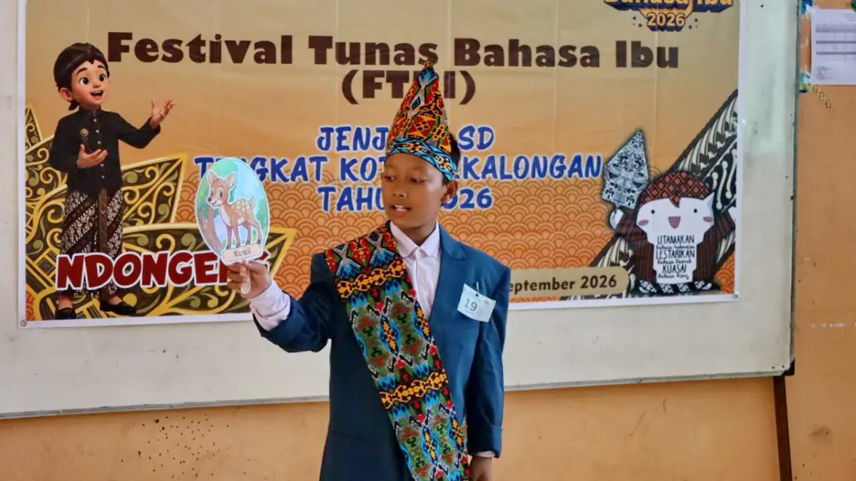 MENDONGENG : Salah satu peserta lomba mendongeng Bahasa Jawa saat beraksi dalam Festival Tunas Bahasa Ibu (FTBI) 2026 di SDN Tirto 3, Kota Pekalongan, Rabu (9/9/2026).(IST)