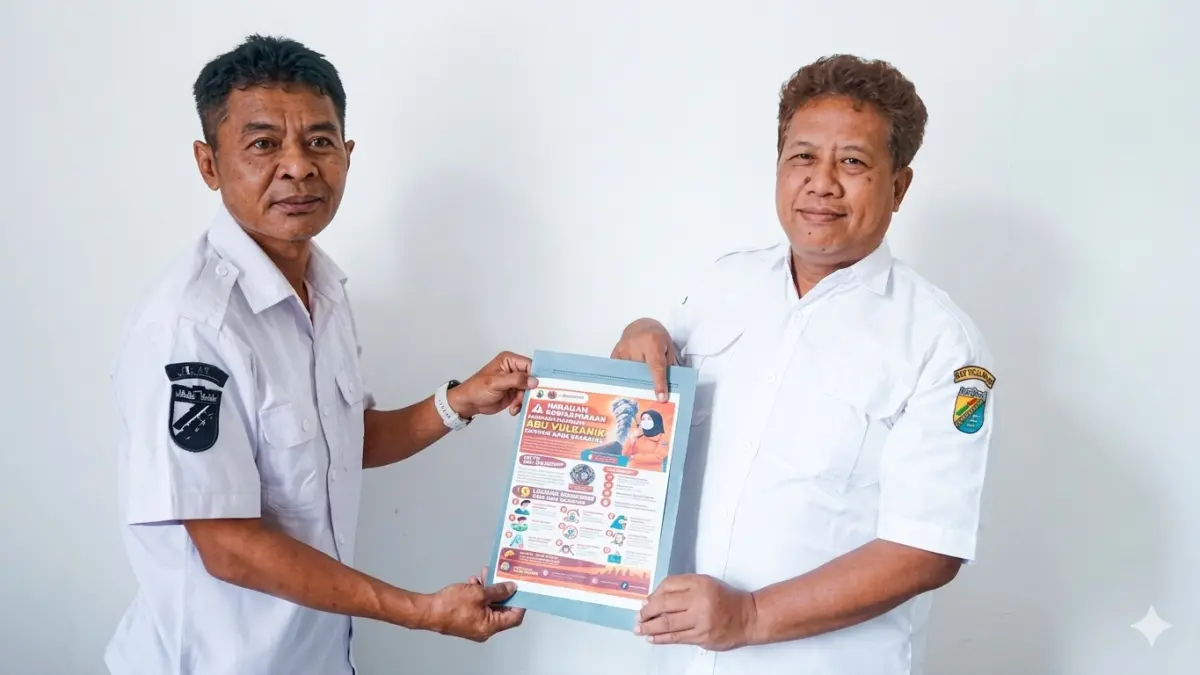 SOSIALISASI DEBU : Kalakhar BPBD Kota Pekalongan Budi tunjukkan poster himbauan waspada debu vulkanik di kantornya.(IST)