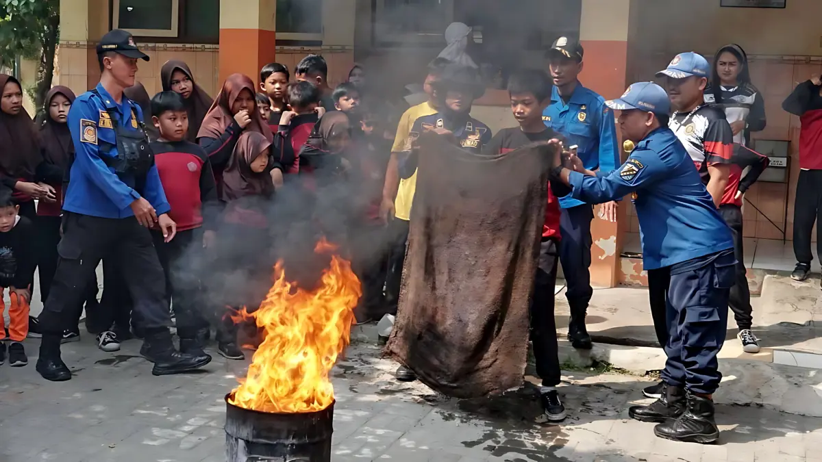 PADAMKAN API :Puluhan siswa SD Negeri Bendan 03 Kota Pekalongan saat belajar memadamkan api bareng Damkar setempat, pada Jumat (11/9/2026).(IST)