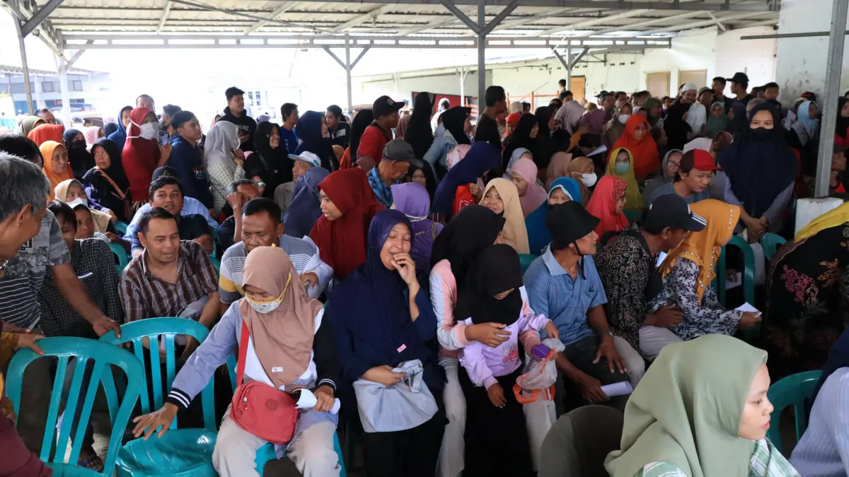 TERIMA BANSOS : Warga Kota Pekalongan saat antri menerima uang bansos di Kantor Pos Indonesia beberapa Waktu kemarin.(Lutfi Hanafi/Jawa Pos Metro Pekalongan)