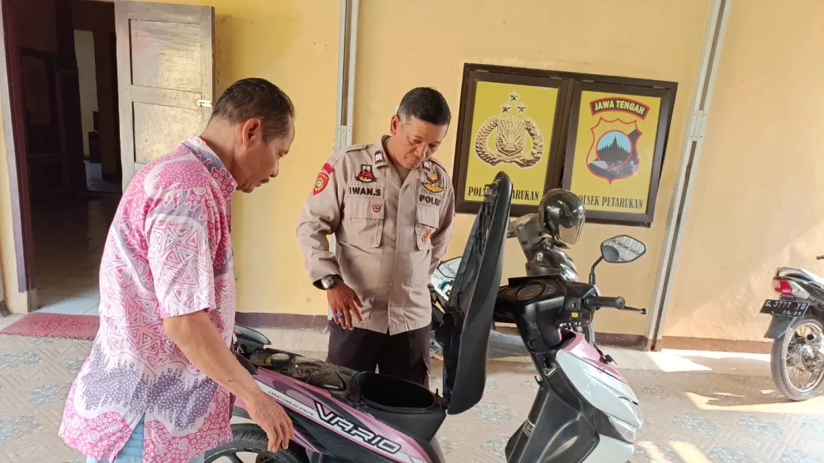 TUNJUKKAN BARANG BUKTI : Anggota Polres Pemalang menunjukkan barang bukti sepeda motor milik korban yang sempat dibawa kabur pelaku.(IST)