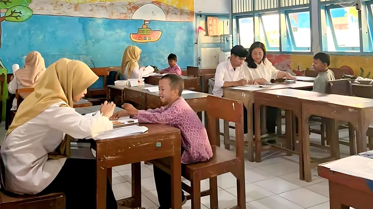 WAWANCARA : Tim Dindik Kota Pekalongan saat melakukan wawancara kepada peserta didik, untuk asesmen, dan mengumpulkan data kemampuan akademik.(IST)