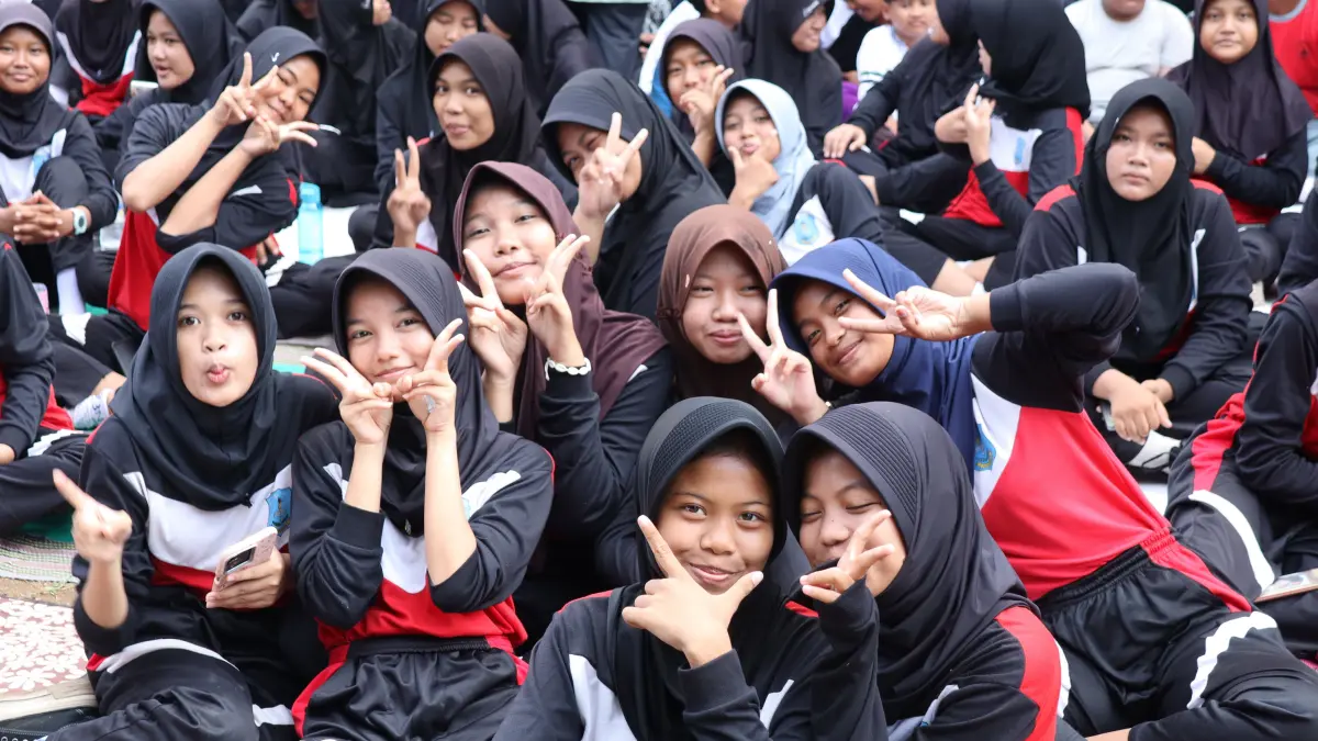 BELAJAR : Nampak pelajar SLTP di Kota Pekalongan saat menikmati suasana belajar yang ceria di lingkungan sekolah setempat.(Lutfi Hanafi/Jawa Pos Metro Pekalongan).