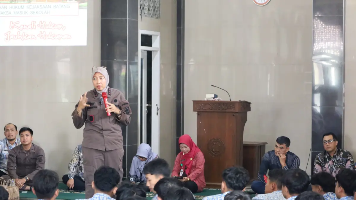 EDUKASI: Kajari Batang Ratih Andrawina Suminar saat berinteraksi dengan para siswa.