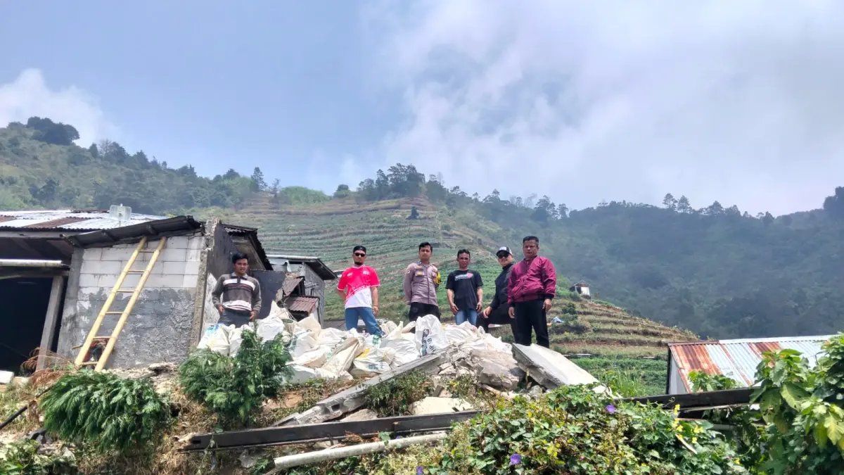 GEMPA BUMI: Kondisi rumah korban terdampak gempa Wonosobo di Batang.