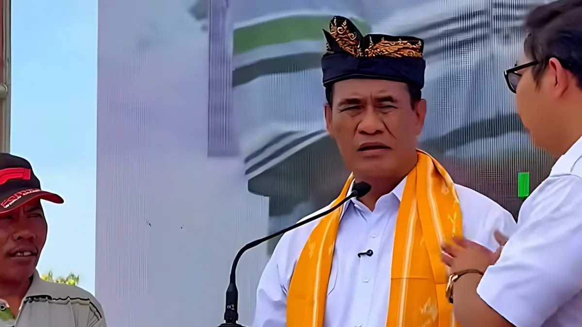 KONFIRMASI : Mentan Amran saat konfirmasi terkait pupuk daalm kunjungan kerja ke Banggai, Kamis (10/9/2026).(IST)