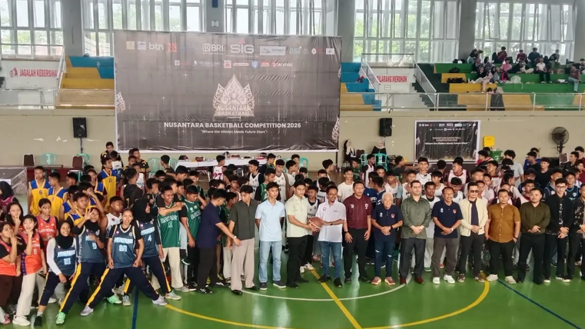OLAHRAGA: Para pelajar sebelum bertanding dalam Nusantara Basketball Competition
