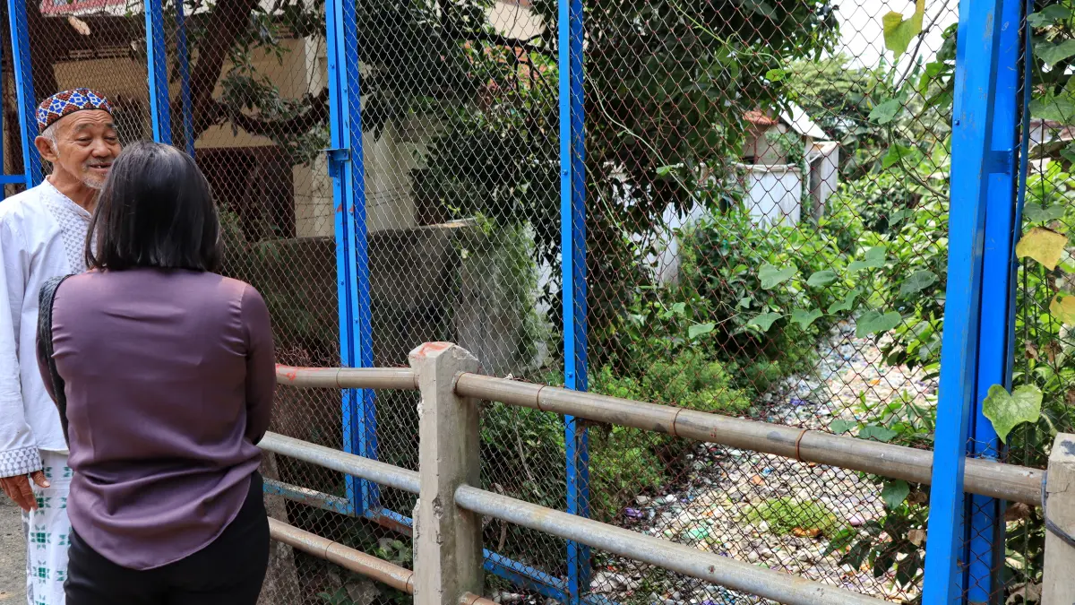PANTAU SUNGAI : Warga Bendan Kergon saat tunjukkan sampah plastik Kembali menumpuk di sungai mereka, setelah sebelumnya dibersihkan, pada Minggu (13/9/2026).(Lutfi Hanafi/Jawa POs Metro Pekalongan)