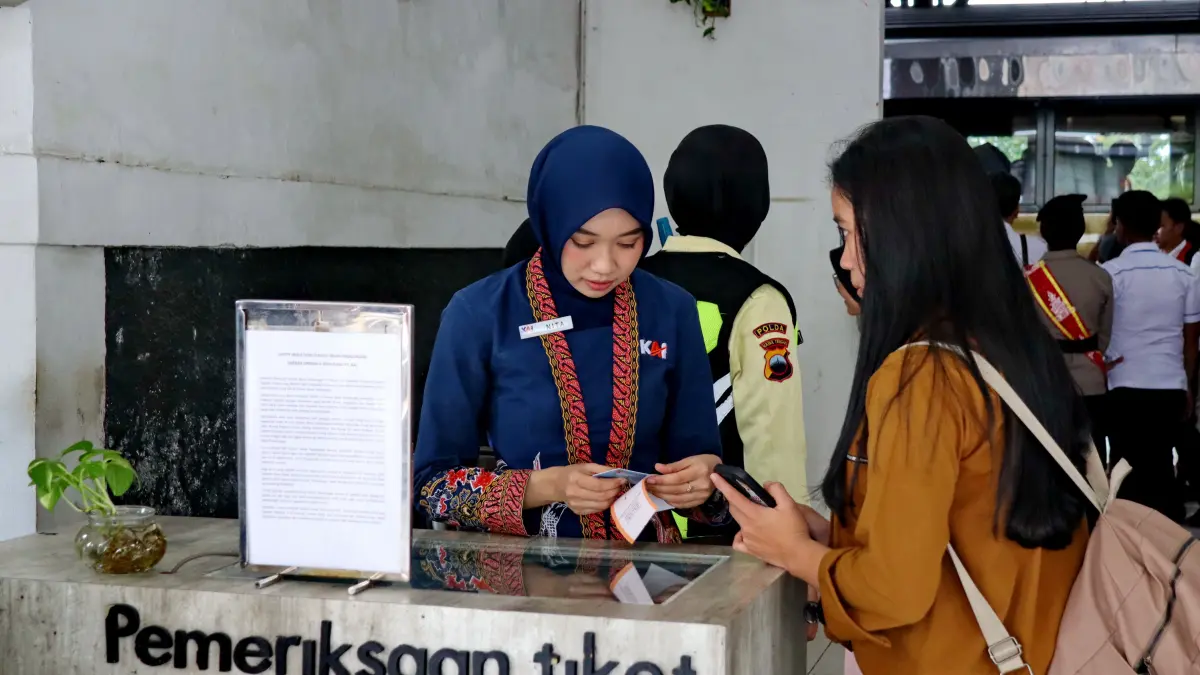 CEK TIKET : Petugas PT KAI saat cek tiket penumpang sebelum masuk area dalam stasiun Pekalongan. (Lutfi Hanafi/Jawa Pos Metro Pekalongan)
