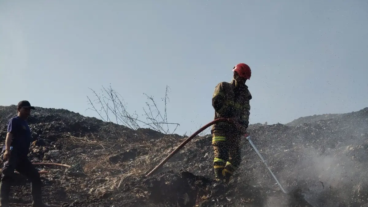 KEBAKARAN: Petugas saat berusaha memadamkan lahan sampah yang terbakar di TPA Randukuning.