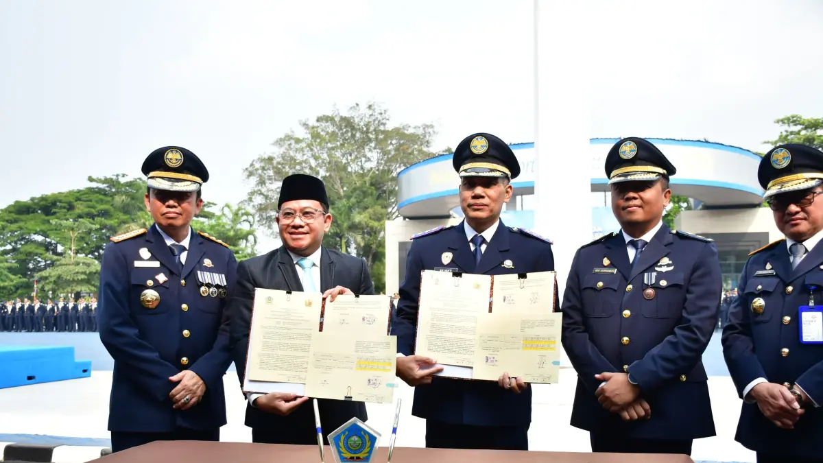 KERJA SAMA: Plt Bupati Pekalongan Sukirman saat teken kerja di lapangan rektorat PTDI-STTD Kementerian Perhubungan, Sabtu (12/9/2026). 
(Dok. Prokompim Kabupaten Pekalongan).