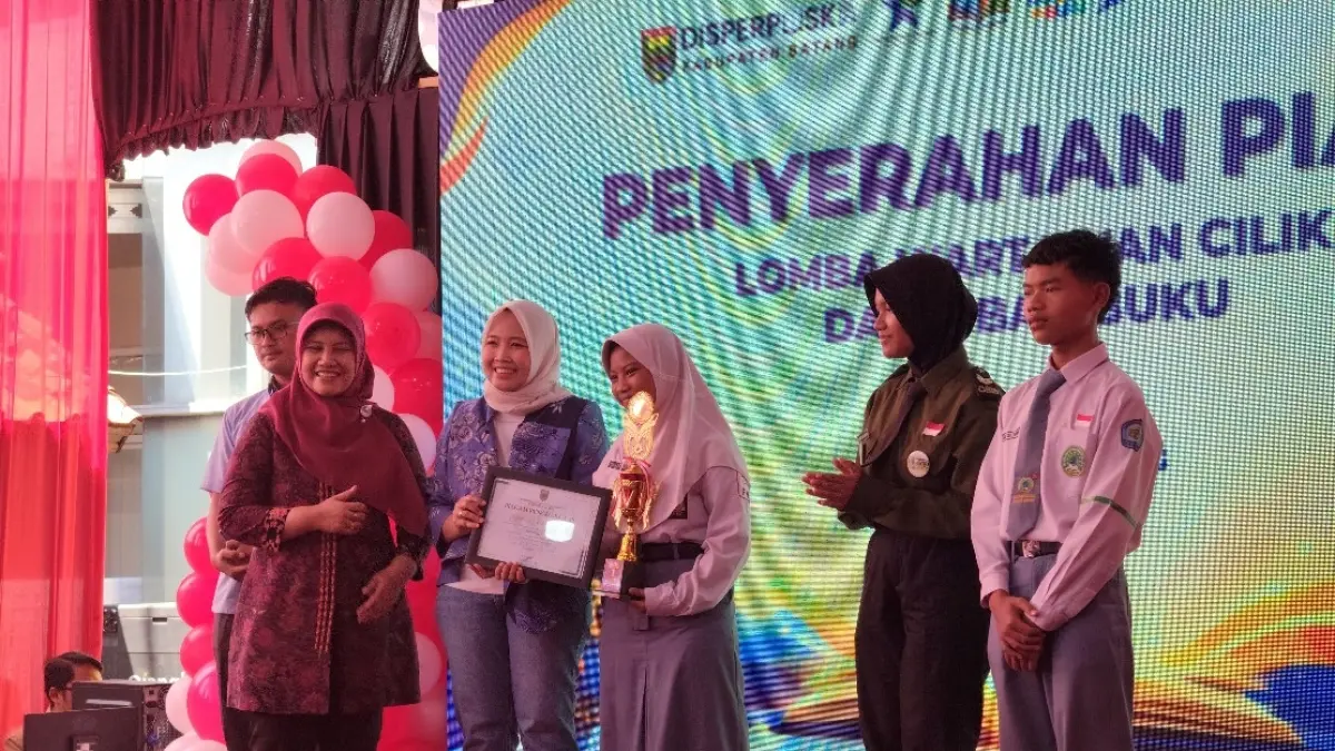 LITERASI: Bunda Literasi Batang Faelasufa Faiz saat menyerahkan hadiah kepada pemenang lomba wartawan cilik.