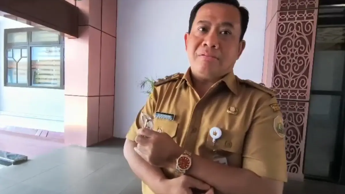VIRAL SATANIC: Plt Bupati Pekalongan Sukirman  saat diwawancara media terkait viral karnaval yang dinilai memuat unsur satanic.