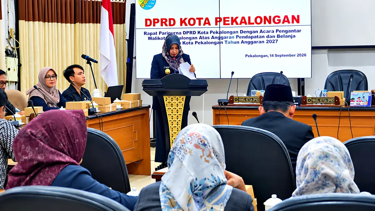 BACAKAN : Wakil Wali Kota Pekalongan Balgis Diab saat bacakan kata pengantar dalam Rapat Paripurna DPRD Kota Pekalongan di Gedung Diklat Kota Pekalongan, Senin (14/9/2026) malam.(IST).