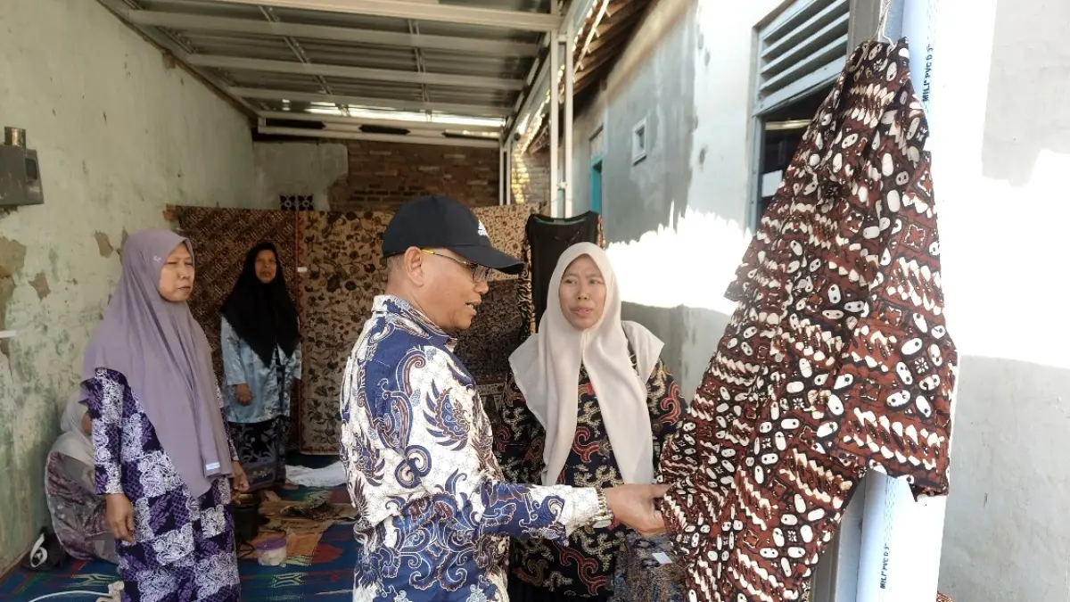 BATIK: Pembatik Rifaiyah saat berbincang bersama peserta kegiatan Batik Bhinneka Tunggal Ika.