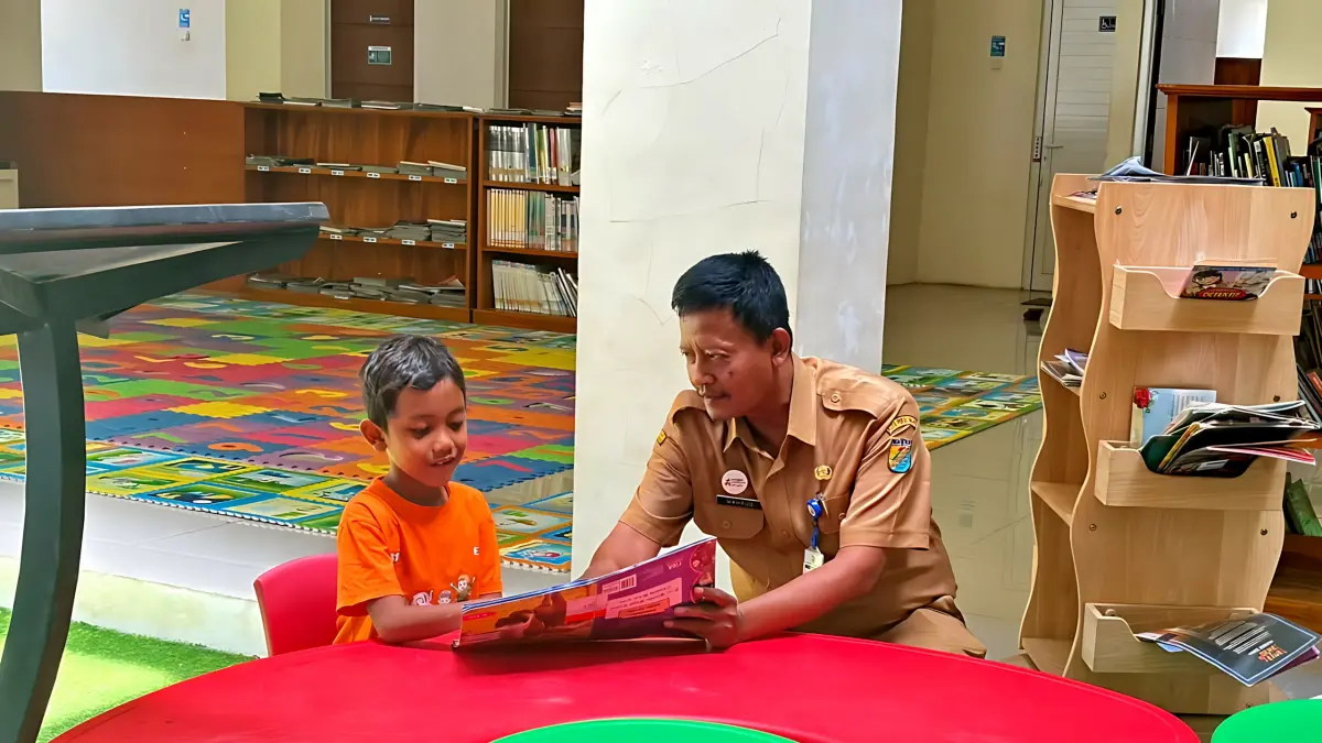 DIAJAK MEMBACA - Salah satu pengunjung aak di Perpsutakaan Kota Pekalongan yang langsung dibiming untuk membaca dan berliterasi. (Lutfi Hanafi/Jawa Pos Metro Pekalongan)