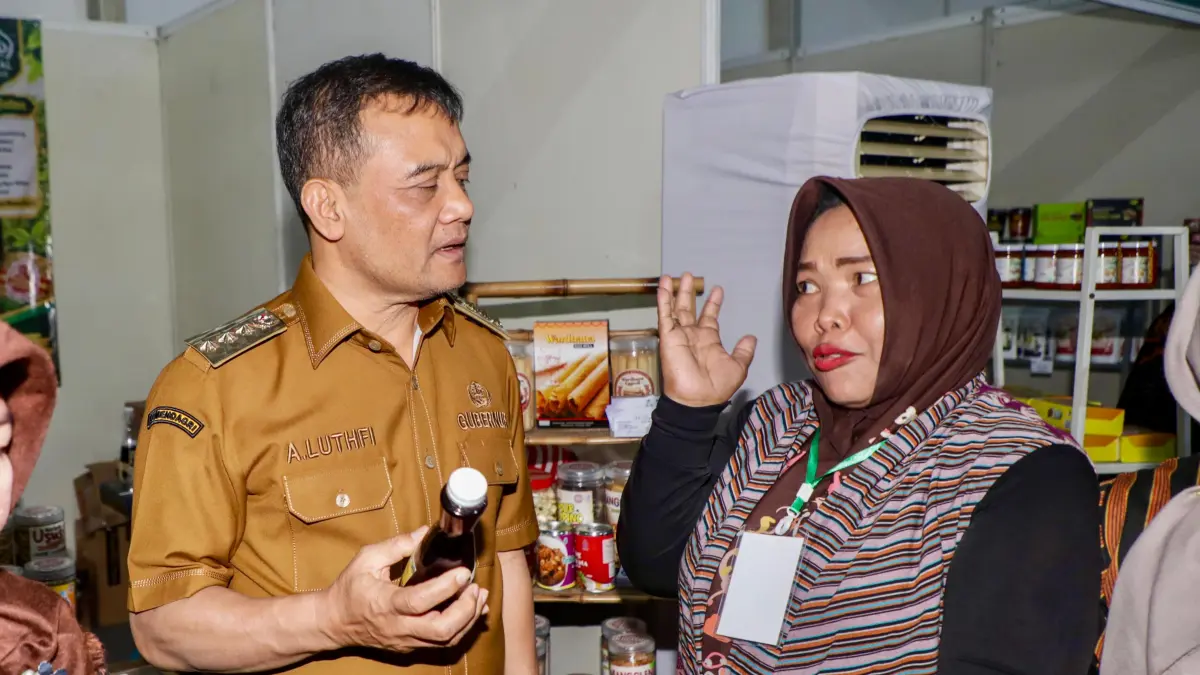 Gubernur Ahmad Luthfi saat mengunjungi salah satu stand Pameran Serambi Nusantara