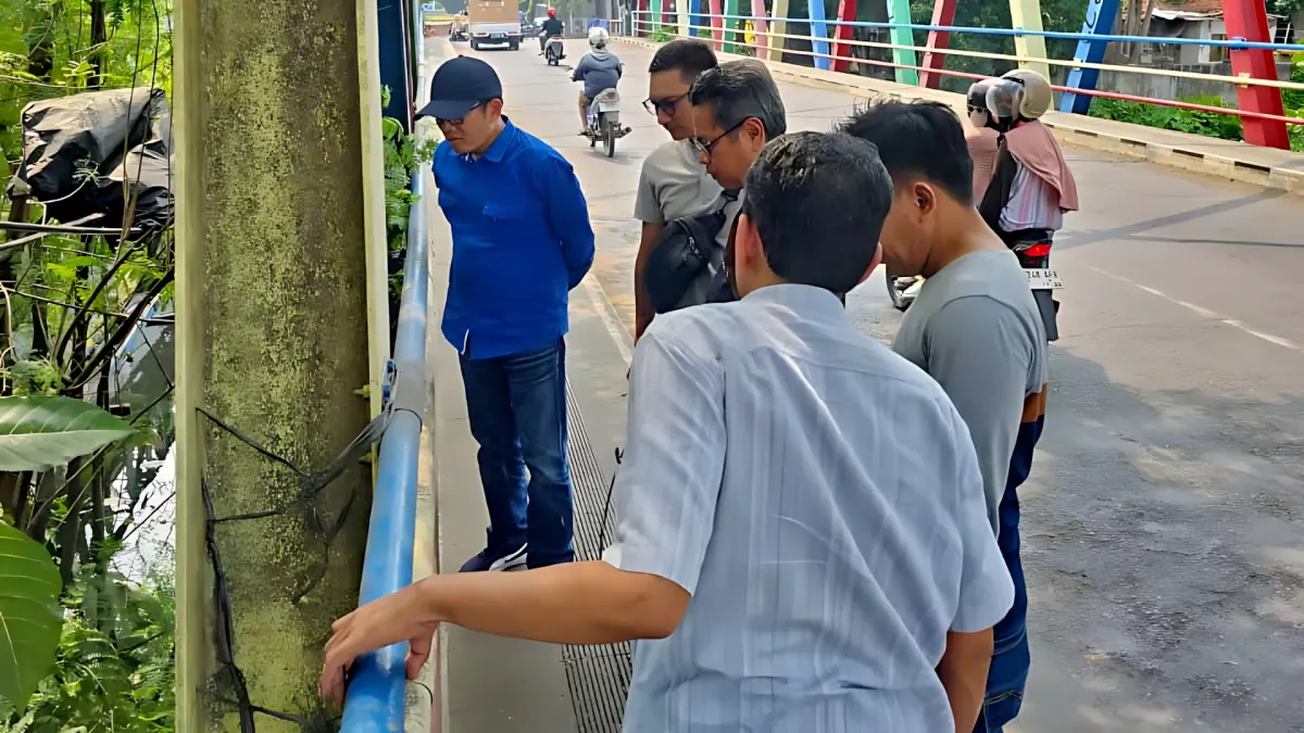 PANTAU LANGSUNG - Direktur Perumda Tirtayasa Kota Pekalongan Muhammad Affan saat memantau langsung penanganan jaringan air.(IST)