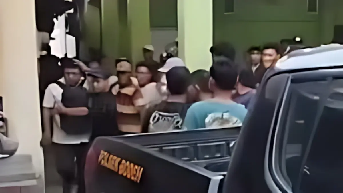 EVAKUASI : Guru yang diduga melakukan chat mesum saat diamankan polisi, usai digeruduk massa di&nbsp; Balai Desa Jatingarang Pemalang, pada Senin (14/9/2026) sore.(IST)