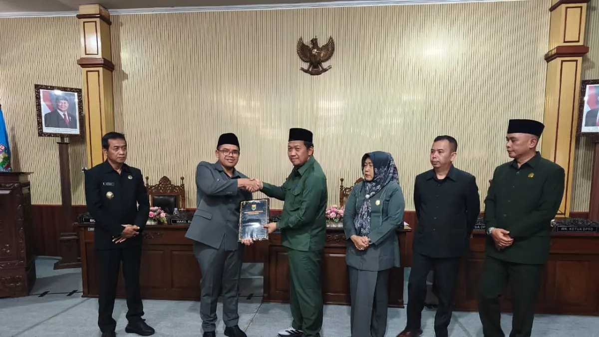 KESEPAKATAN: Bupati Batang M. Faiz Kurnawan, menyepakati Perubahan APBD 2026 saat rapat Paripurna di DPRD Batang.