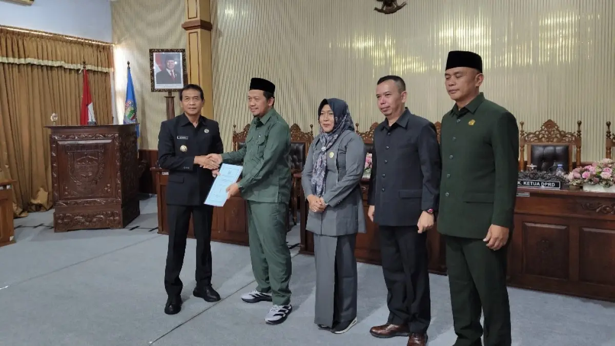 RAPERDA INISIATIF: Pimpinan DPRD Kabupaten Batang menyerahkan berkas lima Raperda inisiatif DPRD.