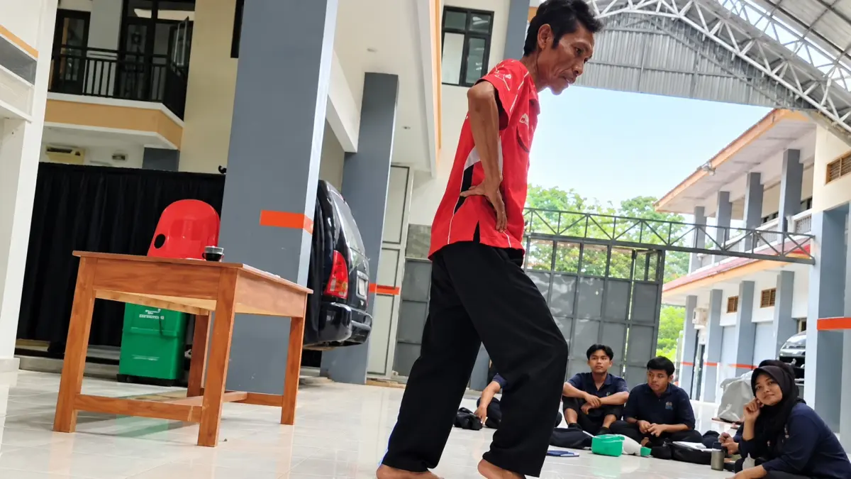 KEKERASAN : Salah satu adegan kekerasan oknum guru yang menyebar lewat media social di Cilacap Jateng, kini guru sudh dononaktifkan.(IST)