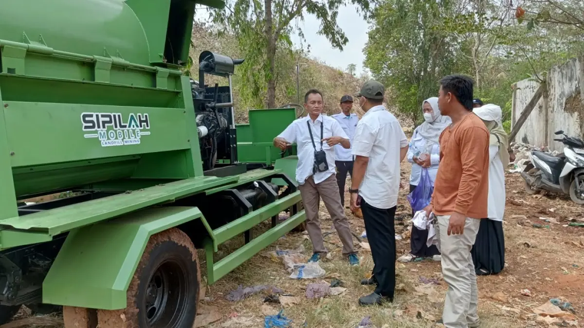 ATASI SAMPAH: Kondisi mesin penambang sampah yang ada di TPA Randukuning Batang.