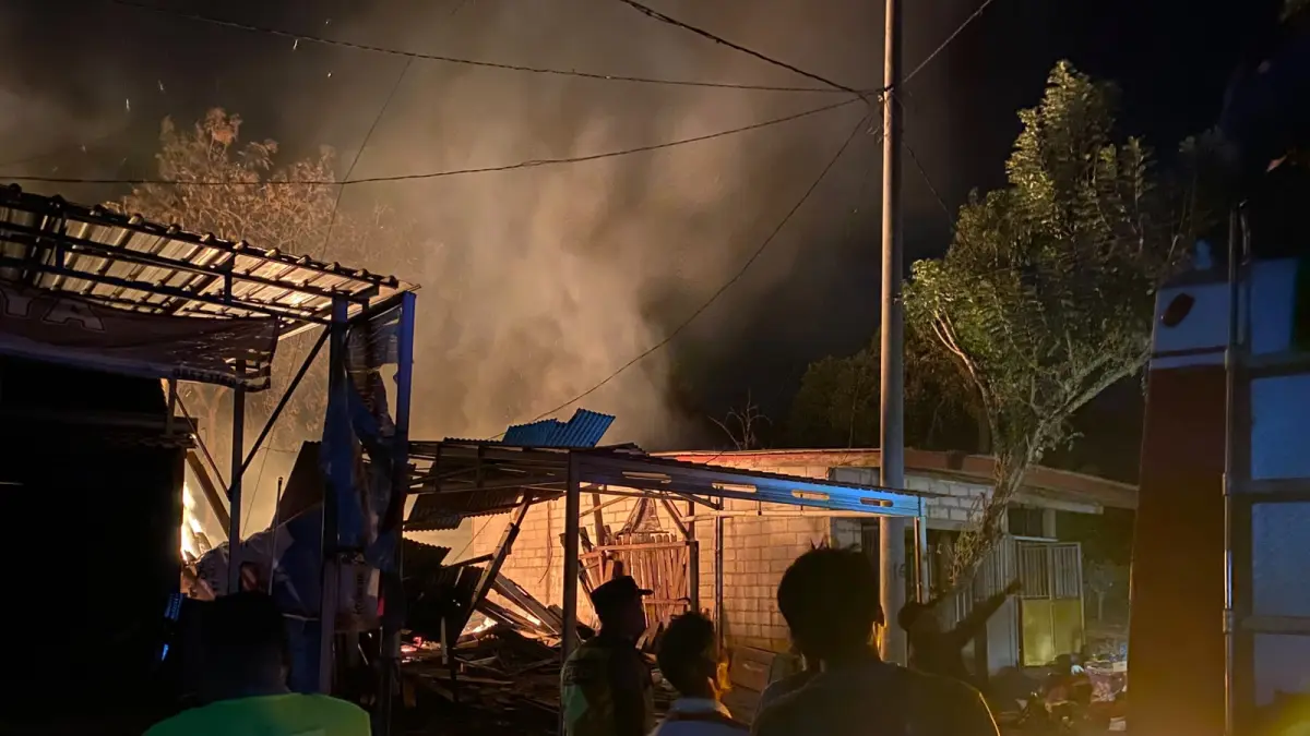 KEBAKARAN: Situasi di lokasi saat api masih berkobar, Desa Kalipancur, Kecamatan Bojong, Kabupaten Pekalongan, Kamis (17/9/2026) dini hari.