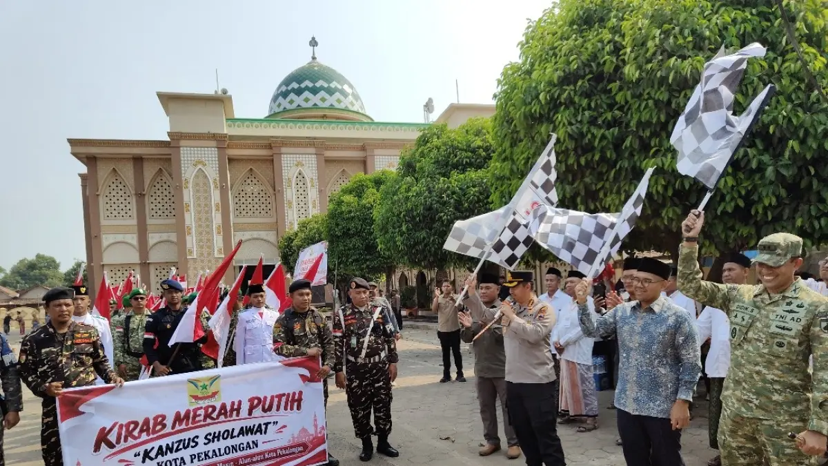 KIRAB BENDERA: Bupati, Kapolresta, dan Dandim 0736 Batang saat membuka kirab bendera merah-putih.