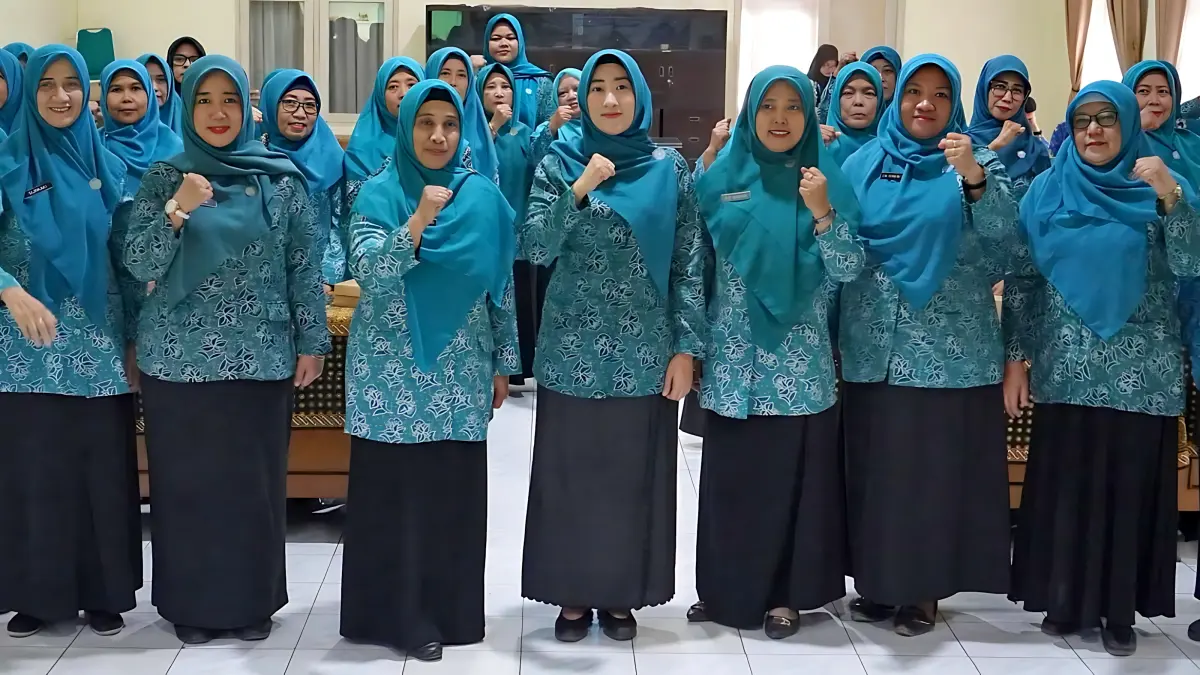 KOMPAK : Ketua TP PKK Kota Pekalongan, Inggit Soraya berfoto Bersama seluruh pengurus disela-sela Latihan Pengelola Program dan Penyuluhan (LP3 PKK), Kamis (17/9/2026).(IST)
