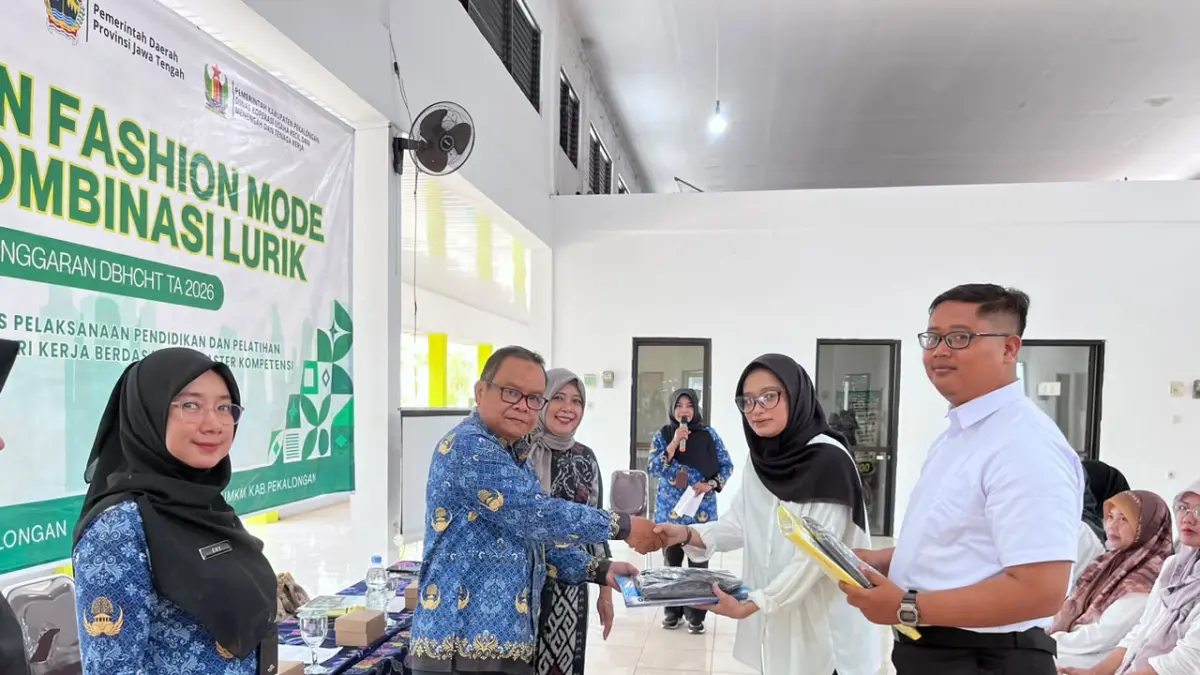 PELATIHAN: Pelatihan Fashion Mode Batik Kombinasi Lurik yang digelar Dinkop UKM, dan Naker Kabupaten Pekalongan di UMKM Center.