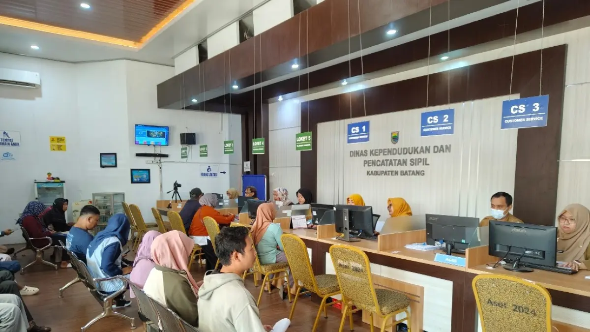PELAYANAN: Suasana pelayanan di Kantor Disdukcapil Batang.