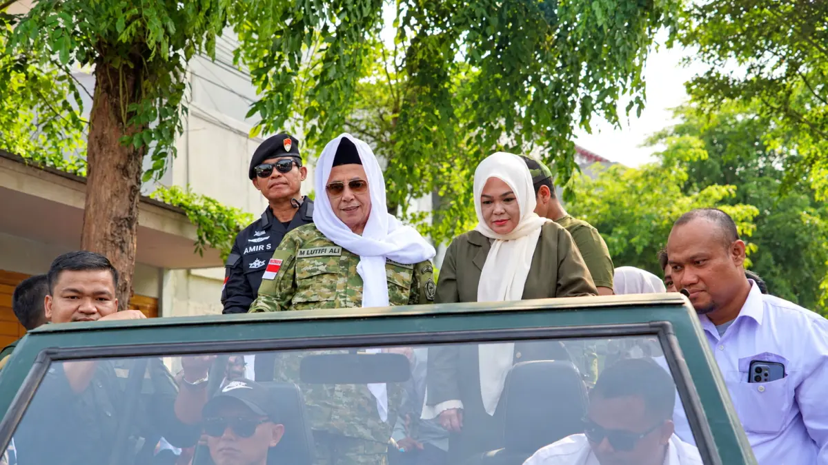 PAWAI : Habib Luthfi bin Yahya turut serta dalam pawai Pawai Pajang Jimat dengan naik mobil tempur, pada Sabtu (19/9/2026).(IST)