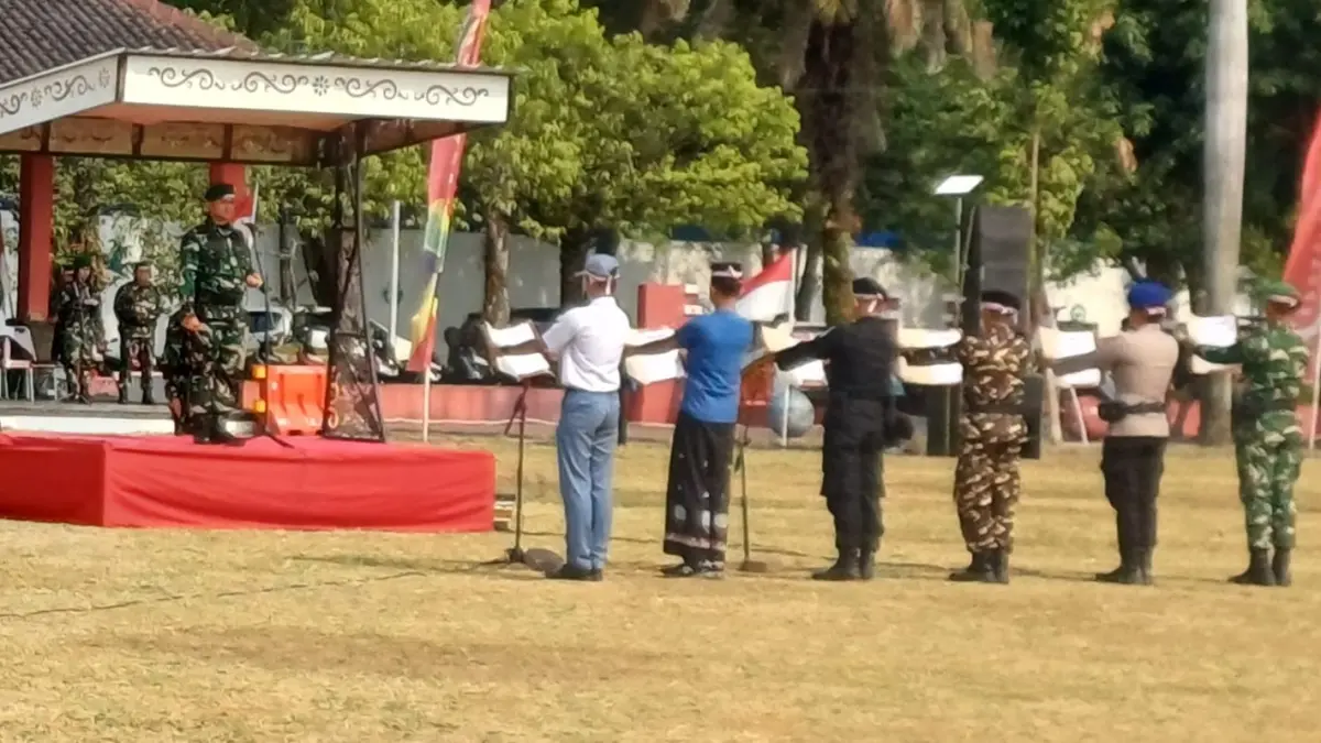 UPACARA BENDERA : Apel Merah Putih dan ikrar NKRI (Negara Kesatuan Republik Indonesia) dalam rangkaian acara Maulid Akbar Kanzus Sholawat 2026 dilaksanakan di Lapangan Mataram, Kota Pekalongan, Sabtu pagi 19 September 2026. (IDA NOR LAYLA/JAWA POS METRO PEKALONGAN)