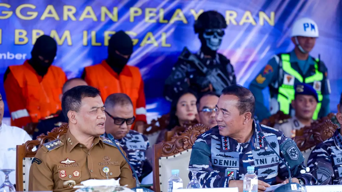 Gubernur Ahmad Luthfi menghadiri konferensi pers pengungkapan dugaan pengangkutan BBM ilegal oleh SPOB Nurfaizah 03 di Mako Lanal Semarang, Senin (21/9/2026).