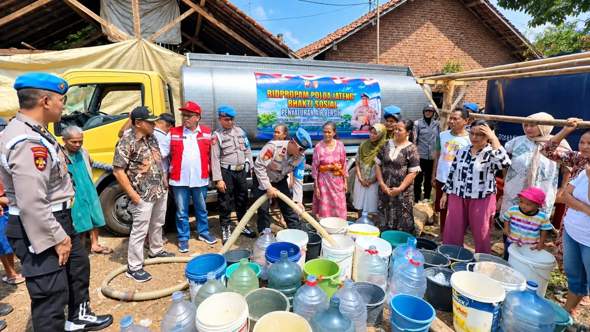 ANTRI : Warga saat antri asir bersih yang disalurkan Bidpropam Polda Jateng di Desa Kuta, Selasa (22/9/2026).(ist)