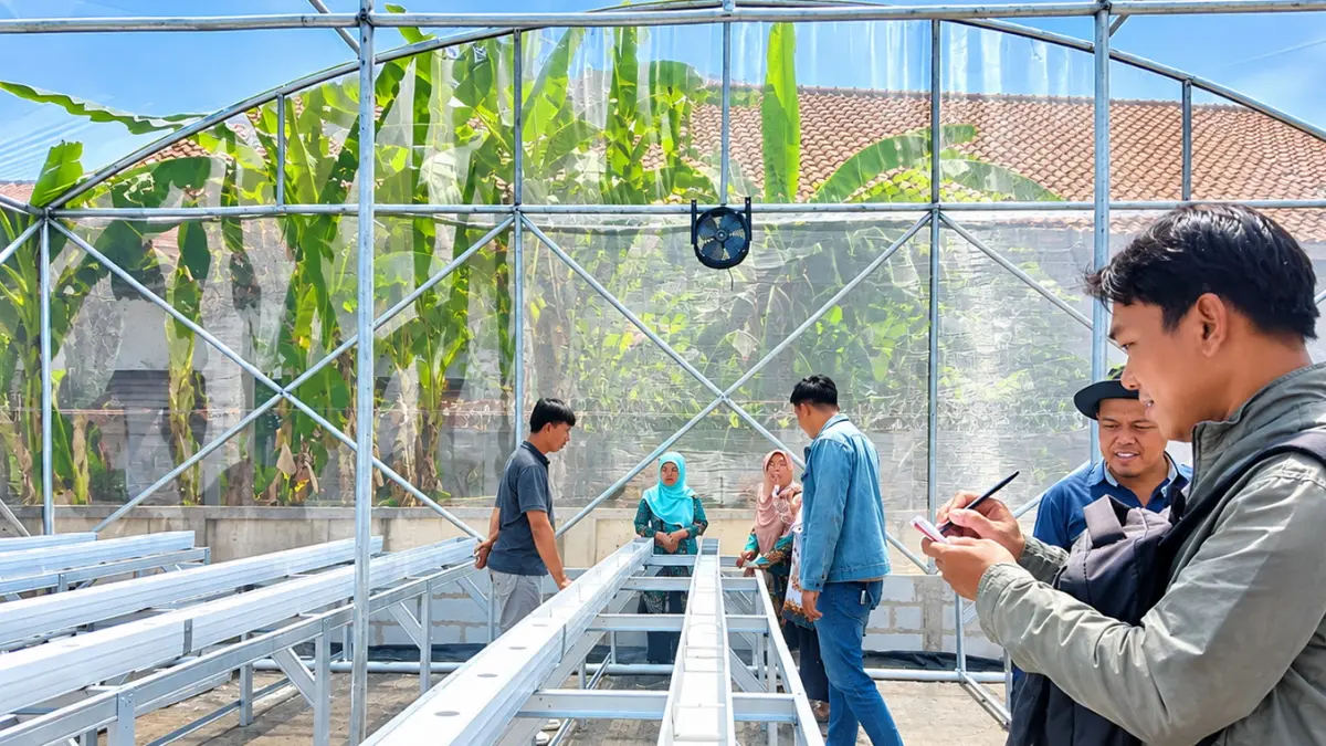 BELAJAR : Sejumlah perwakilan kelompok tani di Kota Pekalongan saat belajar pengembangan tanam melon dengan greenhouse.(IST)