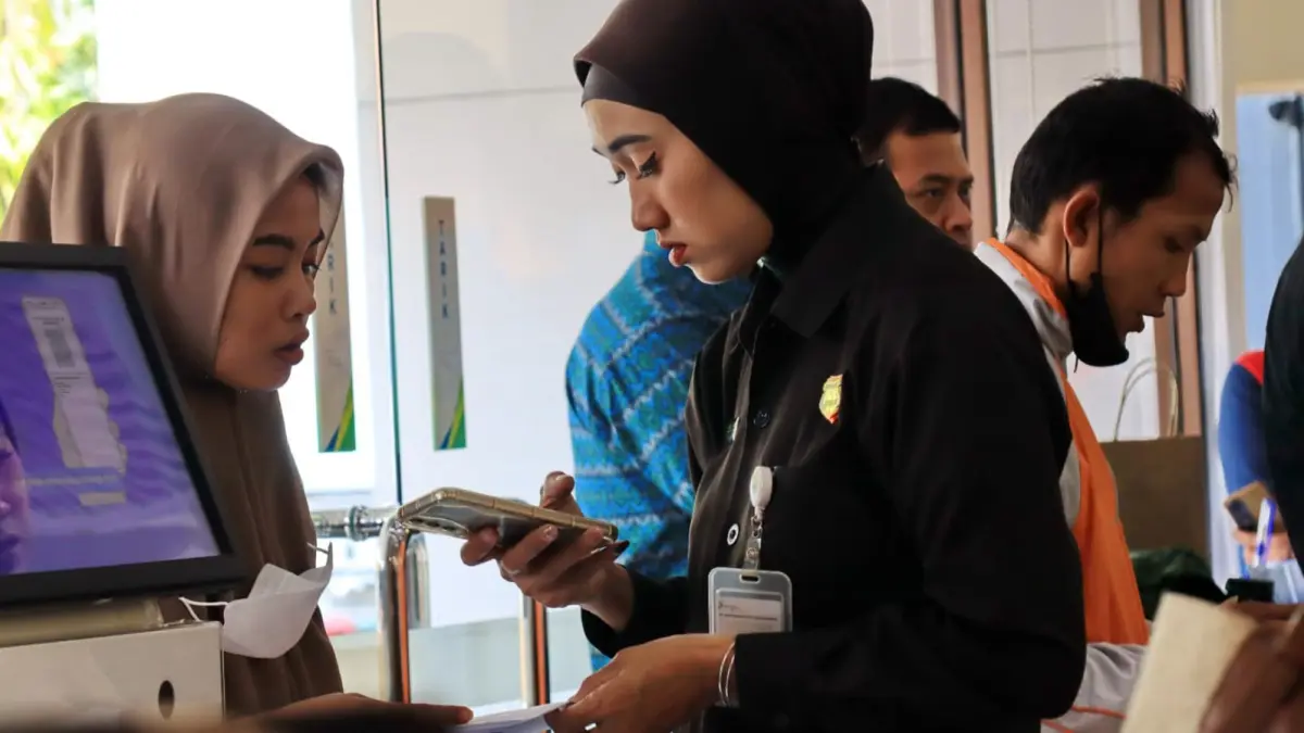 CARI INFORMASI : Warga Pekalongan saat cari informasi terkait BPJS Ketenagakerjaan di kantor setempat, Komplek Perkantoran Pemkot Jl. Majapahit, Podosugih, Pekalongan Barat.(Lutfi Hanafi/Jawa Pos Metro Pekalongan).