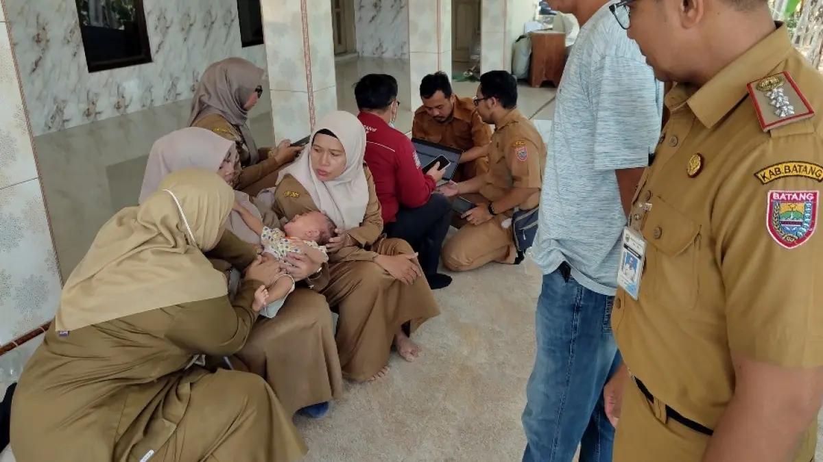 KERACUNAN: Korban keracunan saat diperiksa di mushala desa Rowobelang.