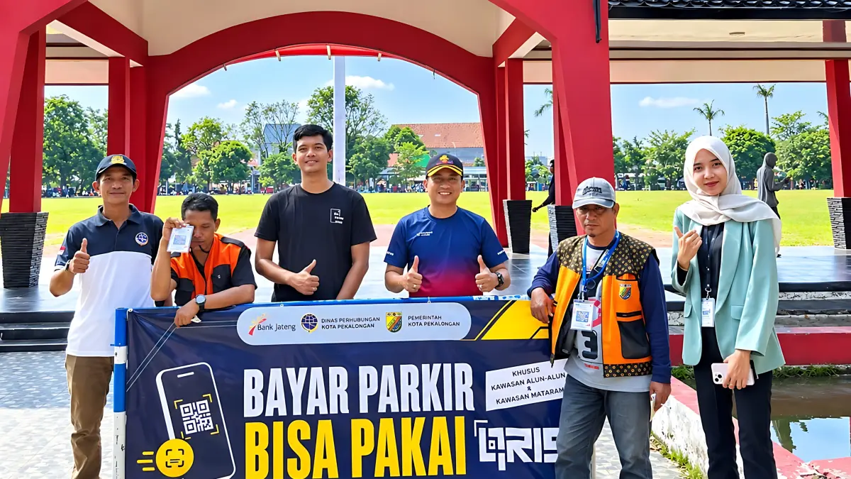 SOSIALISASI PARKIR : Tim Dishub Kota Pekalongan saat sosialisasi bayar parkir pakai QRIS di Lapangan Mataram.(IST)