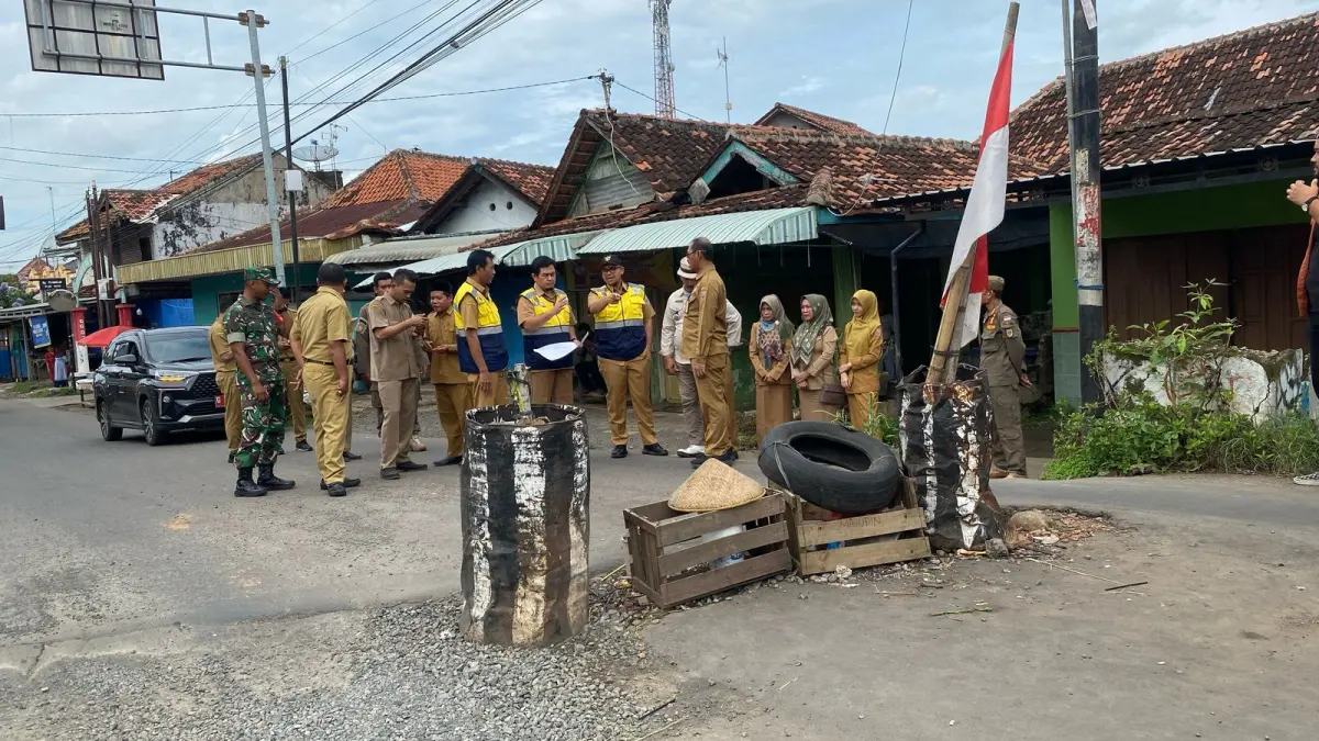 INFRASTRUKTUR: Bupati Batang M Faiz Kurniawan saat meninjau jalan rusak beberapa waktu lalu.